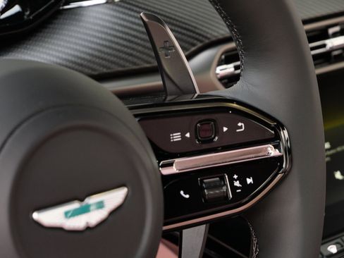 Used 2025 Aston Martin V8 Vantage Coupe image 18