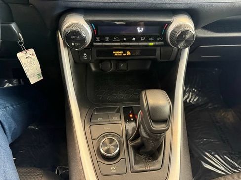 Used 2021 Toyota RAV4 LE AWD/4WD image 15