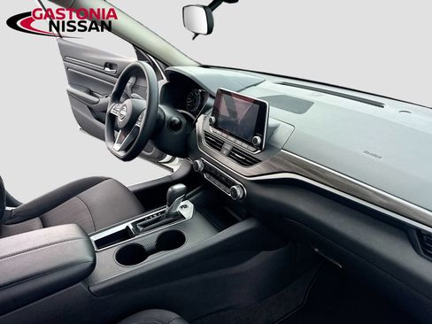 Used 2025 Nissan Altima 2.5 SV FWD image 36