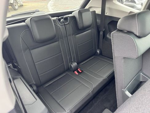 Used 2021 Volkswagen Tiguan SE w/ Panoramic Sunroof Package image 28