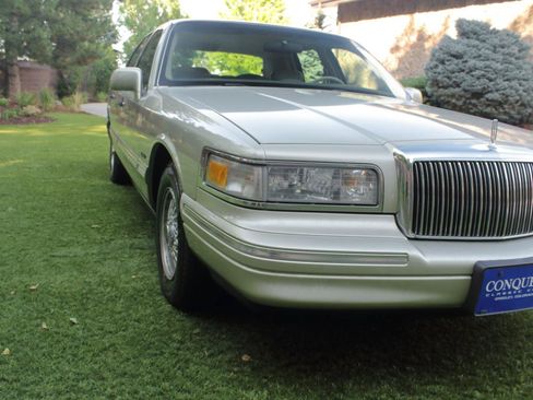 Used 1997 Lincoln Town Car Signature RWD image 16