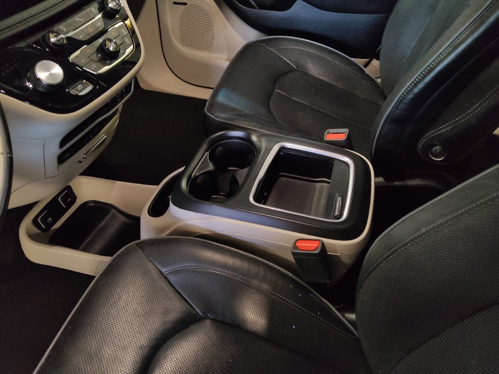 Used 2018 Chrysler Pacifica Limited FWD image 26