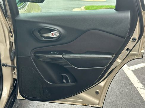 Used 2014 Jeep Cherokee Sport image 28