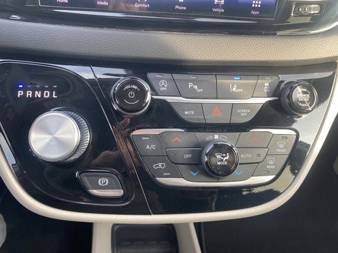 Used 2024 Chrysler Pacifica Touring-L image 18