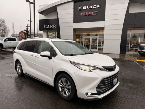 Used 2022 Toyota Sienna Limited image 1