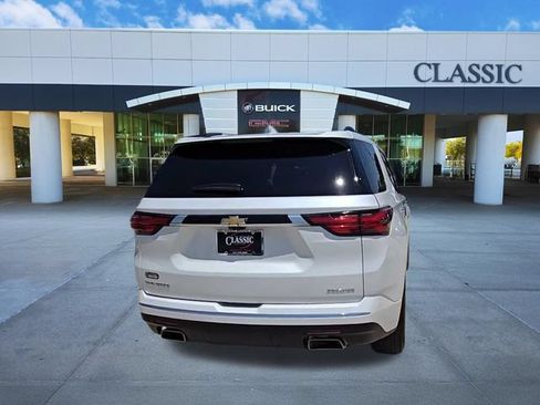 Used 2023 Chevrolet Traverse Premier FWD image 7
