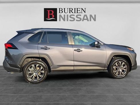 Used 2022 Toyota RAV4 XLE Premium AWD/4WD image 6