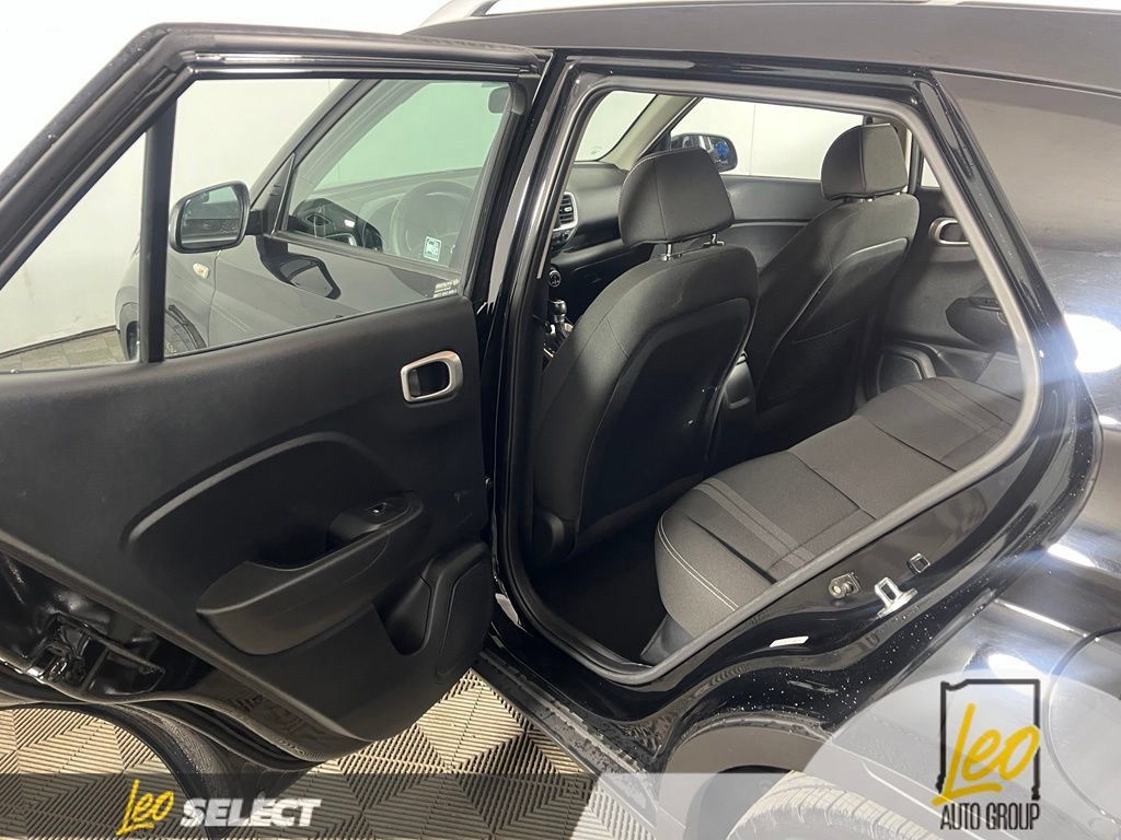 Used 2021 Hyundai Venue SEL FWD image 9