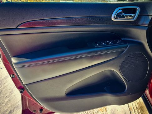 Used 2018 Jeep Grand Cherokee Laredo image 9