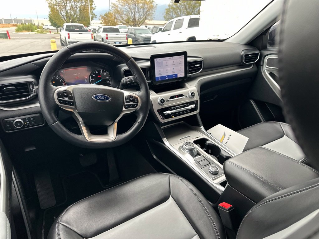 Used 2022 Ford Explorer XLT w/ Equipment Group 202A AWD/4WD image 11