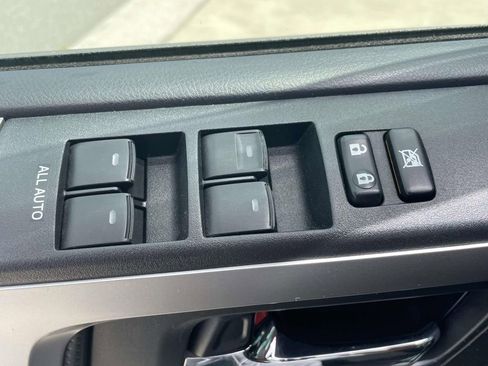 Used 2015 Toyota 4Runner SR5 AWD/4WD image 17