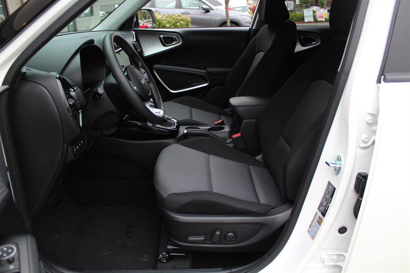 Used 2023 Kia Soul S FWD image 19
