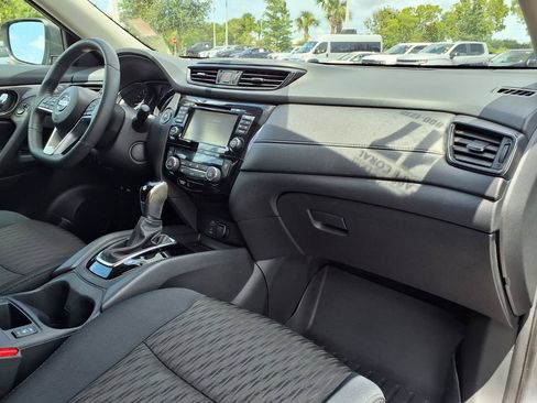 Used 2017 Nissan Rogue SV w/ Sun & Sound Touring Package AWD/4WD image 12