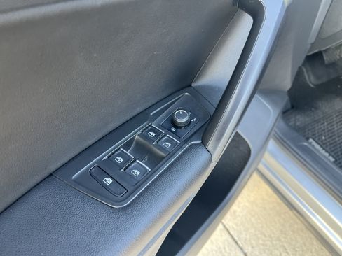 Used 2021 Volkswagen Tiguan SE FWD image 12