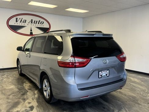 Used 2018 Toyota Sienna LE w/ Carpet Mat Package image 7
