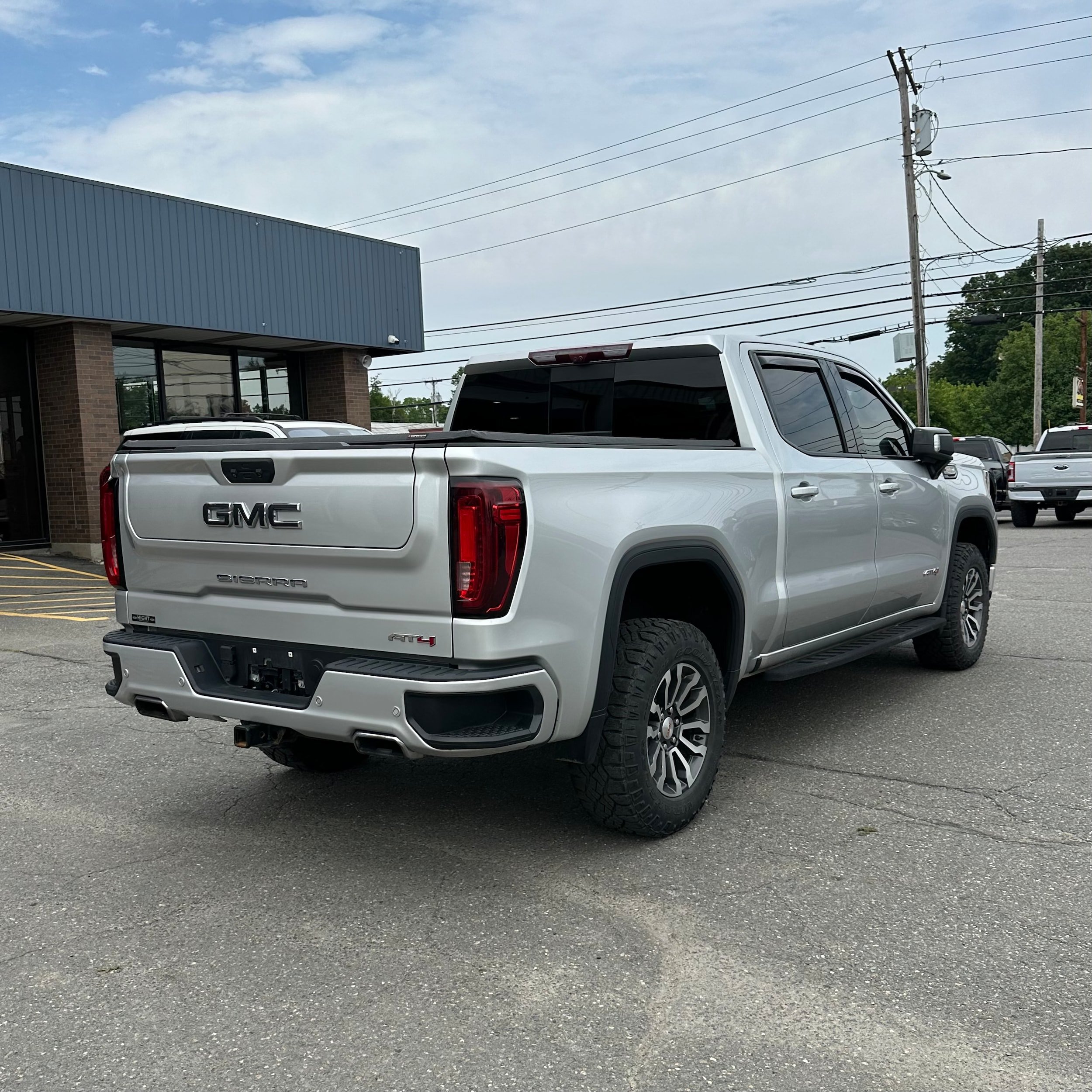 Used 2022 GMC Sierra 1500 AT4 w/ AT4 Premium Package AWD/4WD image 3