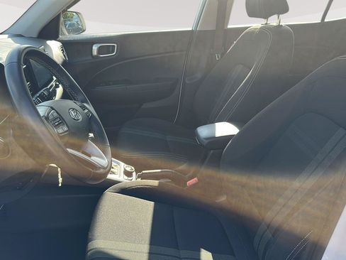 Used 2023 Hyundai Venue SEL FWD image 17