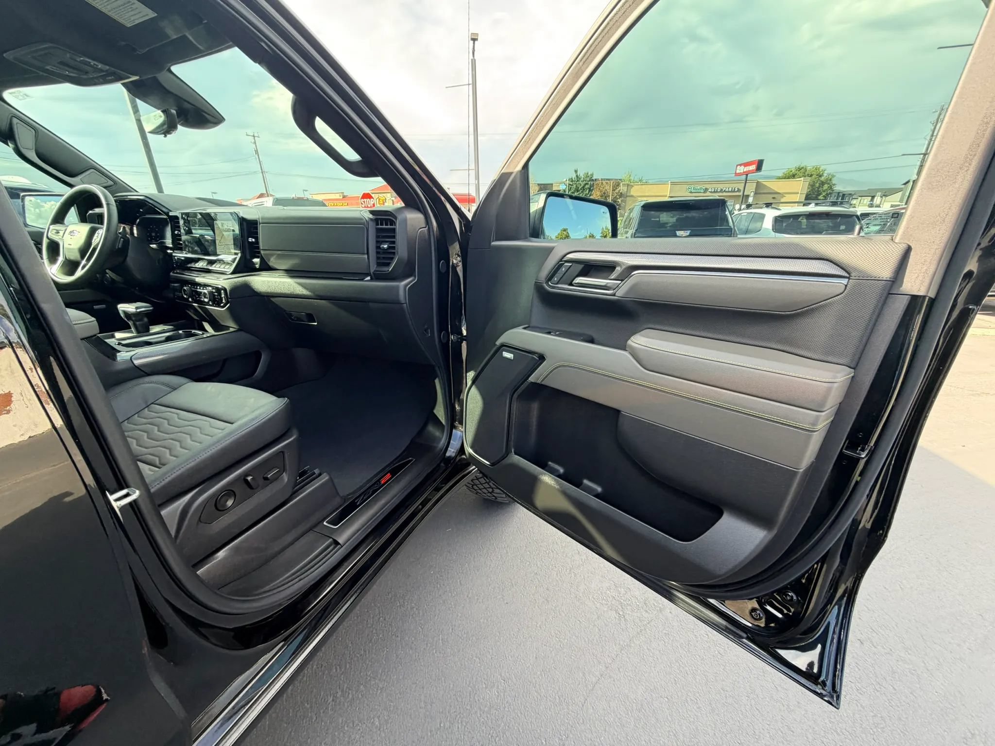 Used 2024 Chevrolet Silverado 1500 ZR2 w/ Technology Package AWD/4WD image 27