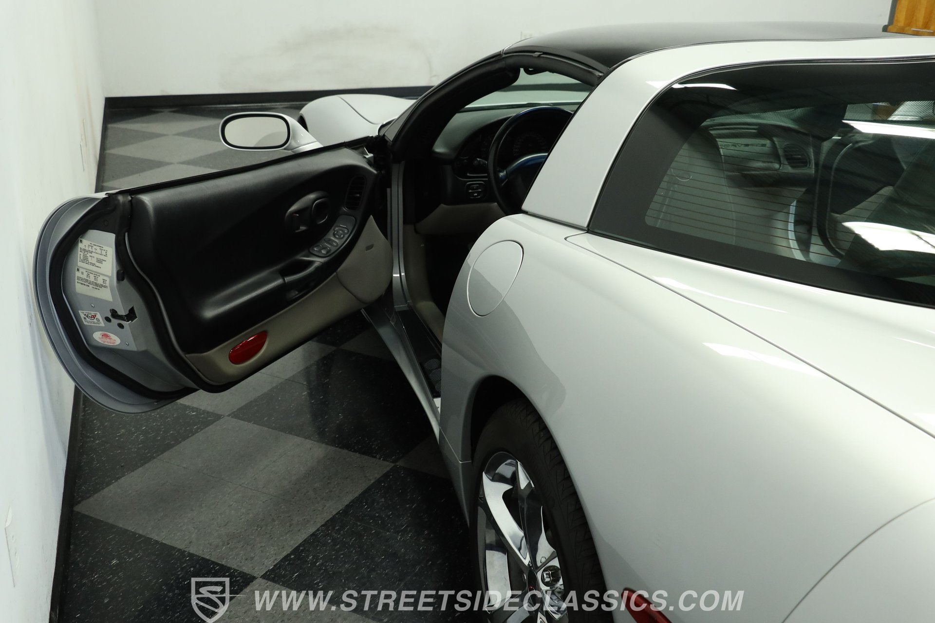 Used 1998 Chevrolet Corvette Coupe w/ Roof Pkg RWD image 32