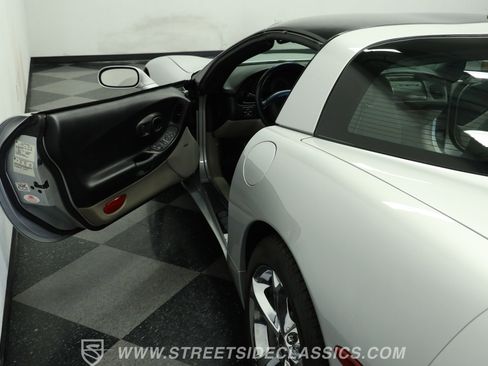 Used 1998 Chevrolet Corvette Coupe w/ Roof Pkg image 32