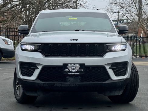 Used 2024 Jeep Grand Cherokee Altitude image 2