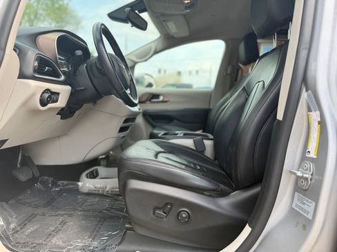 Used 2017 Chrysler Pacifica Touring-L image 23