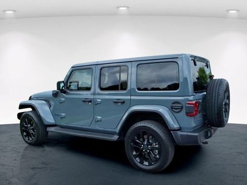 Used 2025 Jeep Wrangler Unlimited Sahara AWD/4WD image 8