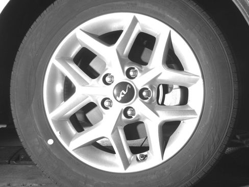 Used 2025 Kia Soul LX w/ LX Technology Package image 13