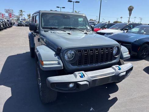 Used 2024 Jeep Wrangler Unlimited AWD/4WD image 3