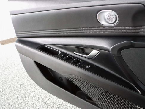 Used 2021 Hyundai Elantra Limited image 23