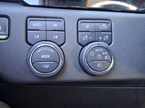 Used 2025 Chevrolet Silverado 2500 ZR2 w/ Technology Package image 25