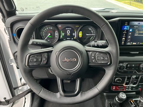 Used 2025 Jeep Wrangler Unlimited Rubicon 4xe w/ Convenience Group image 18