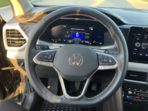 Used 2025 Volkswagen Taos SE w/ Panoramic Sunroof Package image 17