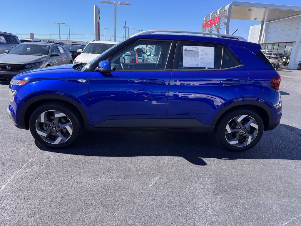 Used 2024 Hyundai Venue SEL FWD image 2