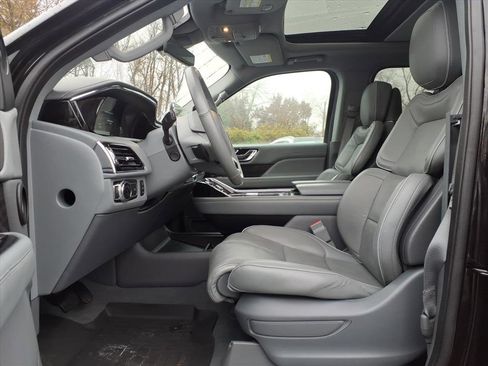 Used 2019 Lincoln Navigator Reserve image 13