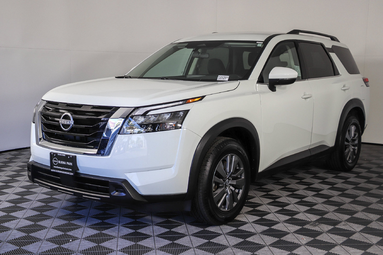 Used 2024 Nissan Pathfinder SV FWD image 3