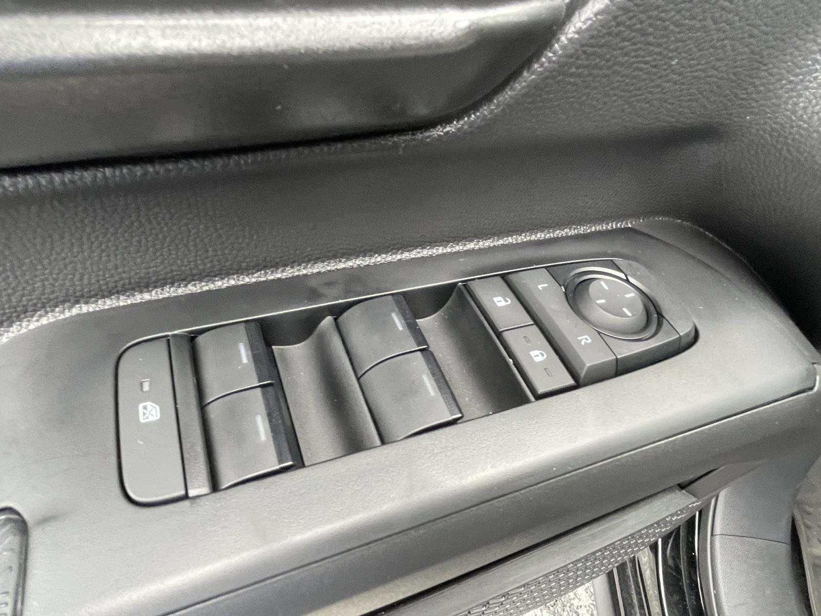 Used 2025 Toyota Tacoma SR5 AWD/4WD image 17