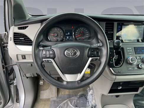 Used 2015 Toyota Sienna LE image 13