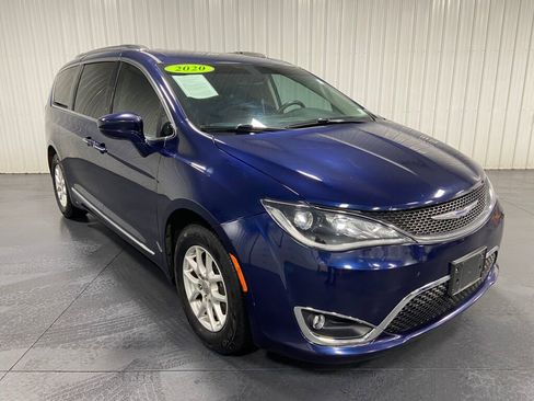 Used 2020 Chrysler Pacifica Touring-L image 2