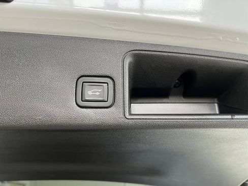 Used 2023 GMC Terrain SLE w/ Driver Convenience Package image 15