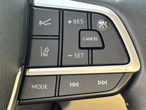 Used 2022 Toyota Highlander XLE FWD image 26