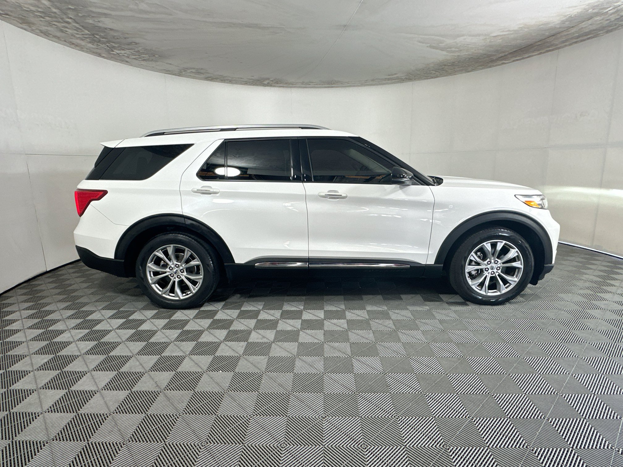 Used 2021 Ford Explorer Limited w/ Equipment Group 301A RWD image 2