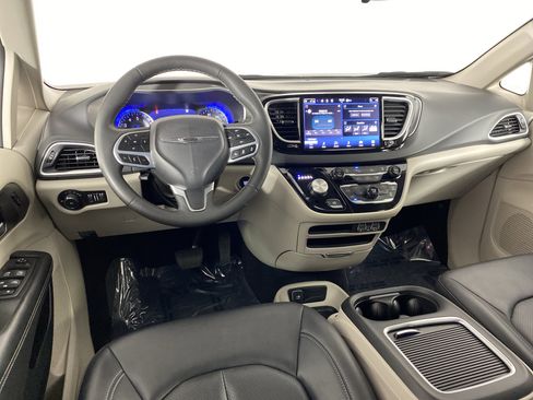 Used 2024 Chrysler Pacifica Touring-L image 18