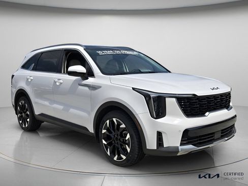 Certified 2024 Kia Sorento EX w/ Panoramic Sunroof Package FWD image 9