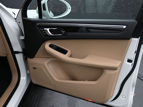 Certified 2022 Porsche Macan image 11