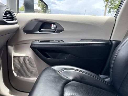 Used 2023 Chrysler Pacifica Touring-L FWD image 29