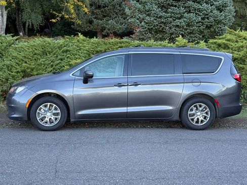 Used 2020 Chrysler Voyager Lxi image 2