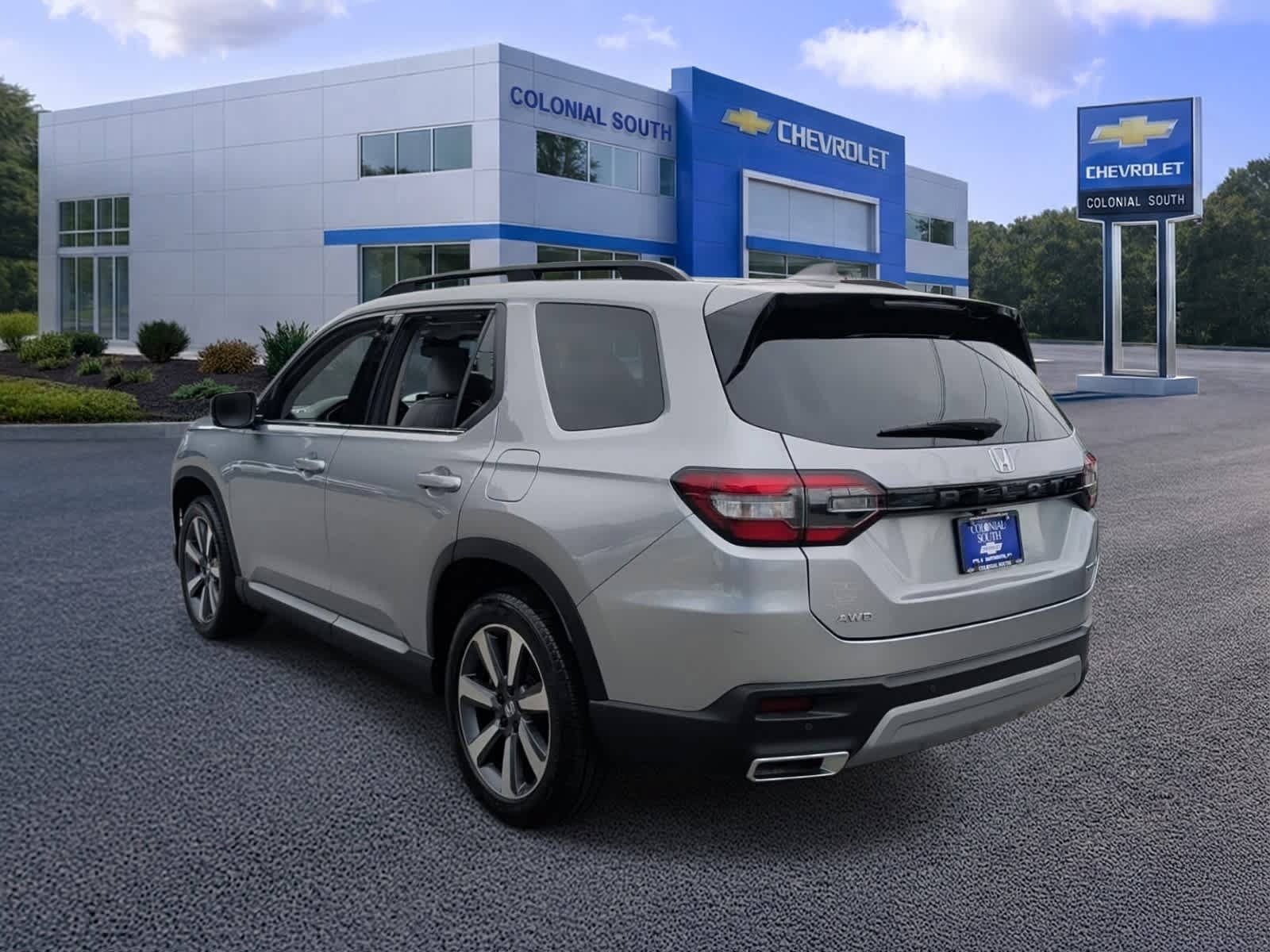 Used 2025 Honda Pilot Touring image 4