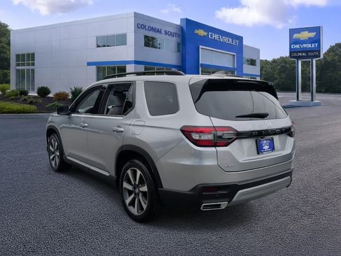 Used 2025 Honda Pilot Touring image 4