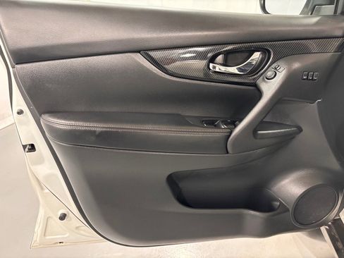 Used 2019 Nissan Rogue SL w/ Premium Package image 16